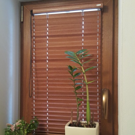 Żaluzja drewniana 25mm ze sterowaniem łańcuszkowym.