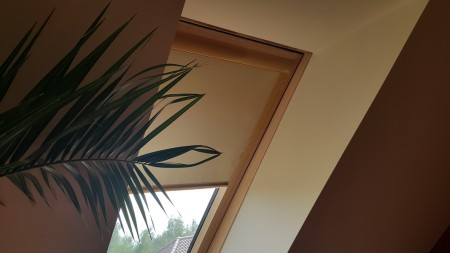 Dachowa roleta zaciemniająca z prowadnicami
