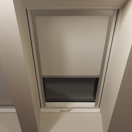 Roleta dachowa w prowadnicach