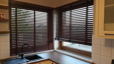 Żaluzja drewniana 50mm ze sterowaniem taśmowym.