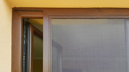Moskitiera przesuwna na okno balkonowe