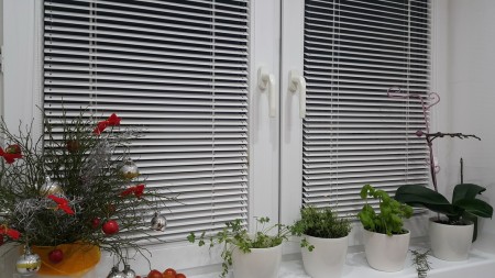 Wewnętrzna żaluzja drewniana 25mm do kuchni.