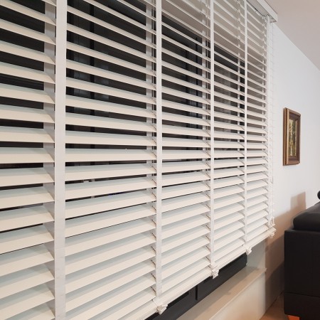 Żaluzja drewniana 70mm w kolorze białym.