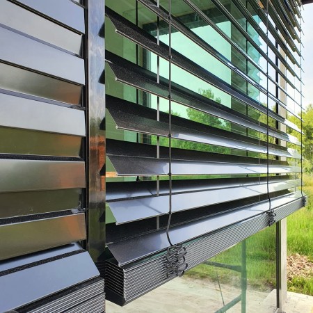 Żaluzja fasadowa zewnętrzna czarna