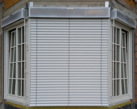 żaluzje fasadowe do okien na wykuszu