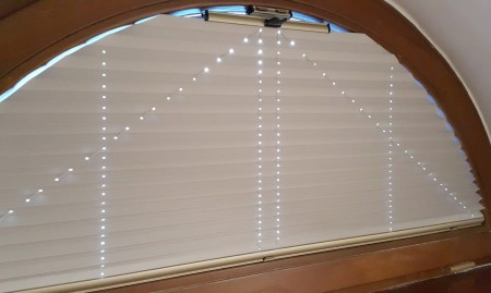 roleta plisowana gotowa na okno w łuku