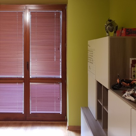 Aranżacja w pokoju, żaluzje drewniane 25mm.