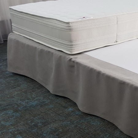 Osłona zabezpieczająca na łóżko.