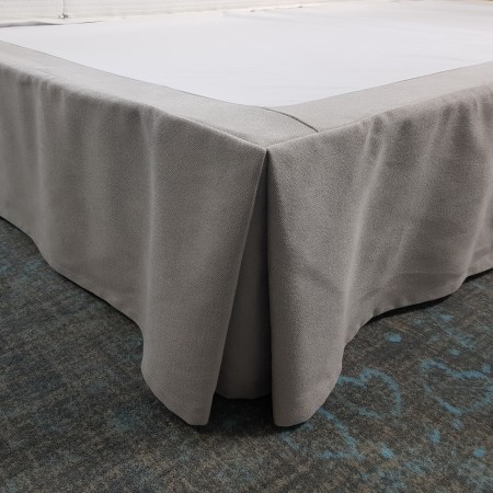 Osłona zabezpieczająca łóżko.