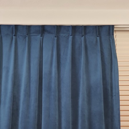 Zasłony welurowe na fleksach.