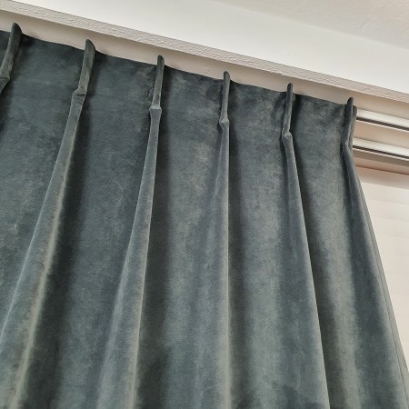 Zasłona z pluszu welurowego.