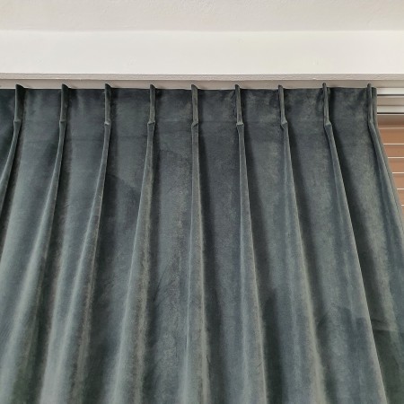 Zasłona na fleksach z weluru.