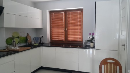 Wewnętrzna żaluzja drewniana 25mm do kuchni.