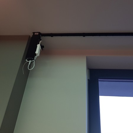Silnik - karnisz elektryczny czarny.