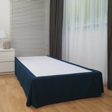 Nakladka na lozko hotelowe.