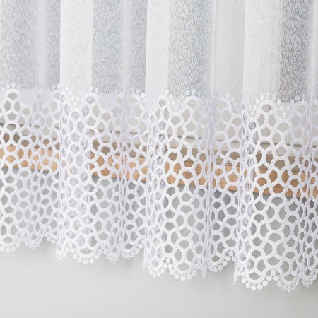 firanka haftowana ze wzorem