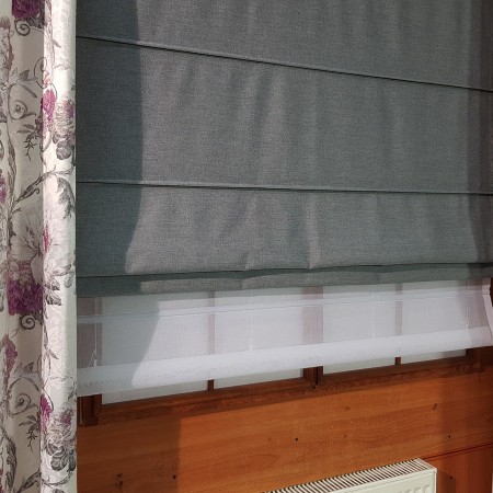 Roleta rzymska duo na pół mechanizmie.