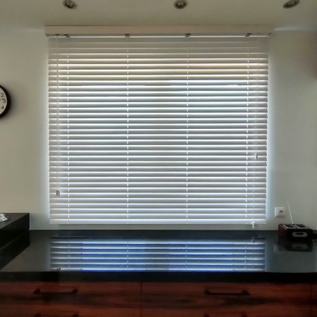 Zaluzja drewniana w kolorze bialym