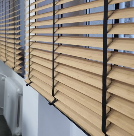 Żaluzje bambusowe do pokoju.