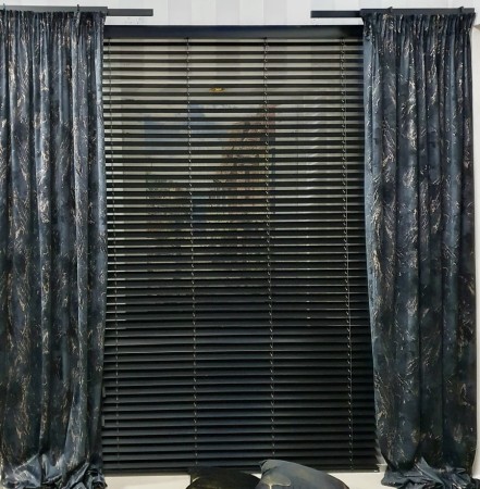 Czarna żaluzja