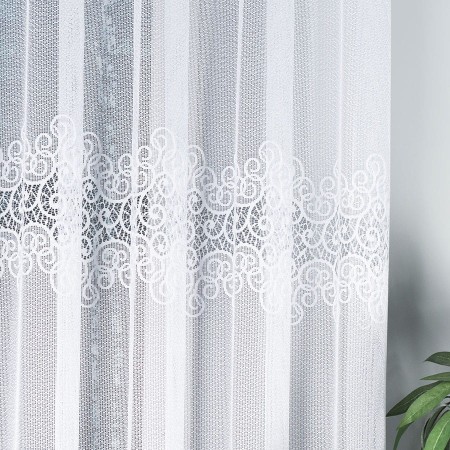 firanka biala na tasmie