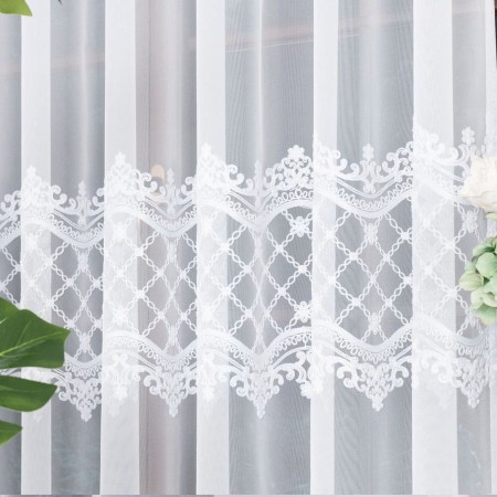 Biala firanka haftowana pasowa