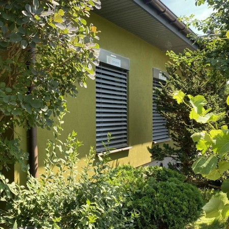 Żaluzje fasadowe podtynkowe sterowanie.jpg