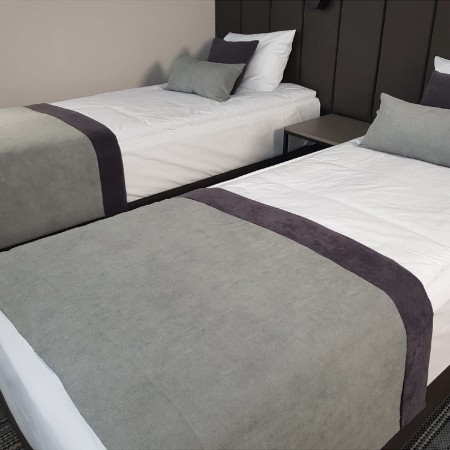 Narzuta na łóżko hotelowe