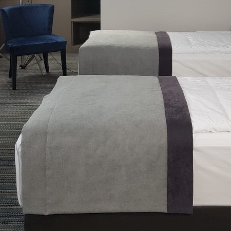 Pasaż na łóżko hotelowe.