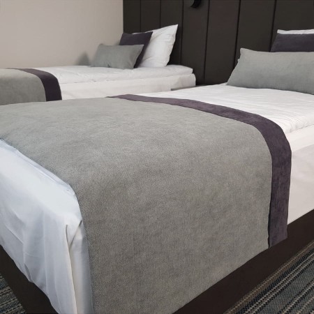 Hotelowy szal na łóżko.