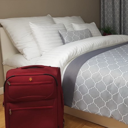 Aranżacja z poduszką dekoracyjną.