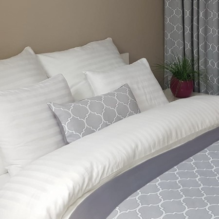 Poszewka ozdobna na poduszkę hotelową.