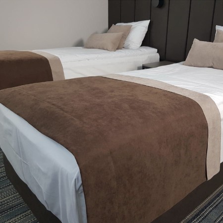 Szal hotelowy z plisą na łóżko.