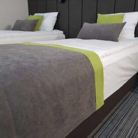 Hotelowy szal na łóżko.