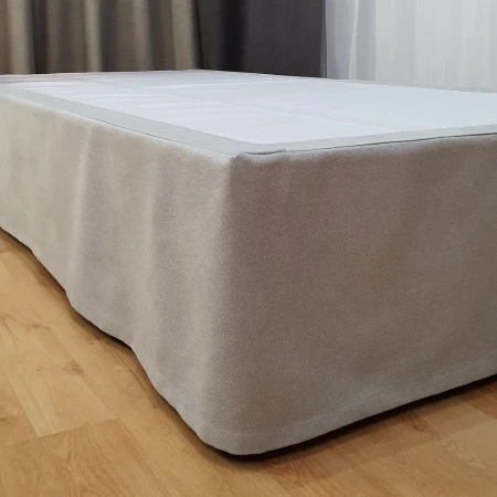 Materialowa ochrona na lozko hotelowe.