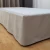 Materialowa ochrona na lozko hotelowe.
