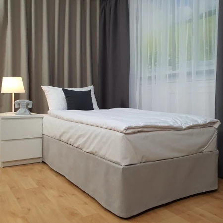 Materialowy ochraniacz na materac.