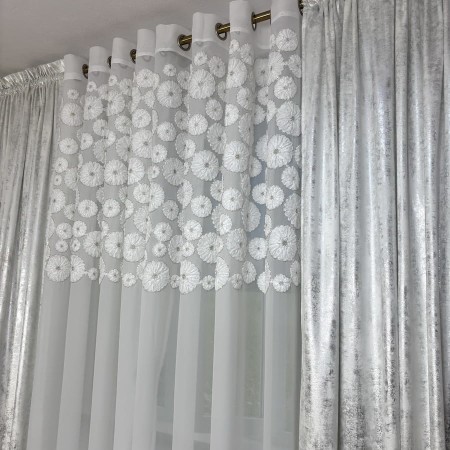 piekna firana w salonie.jpg