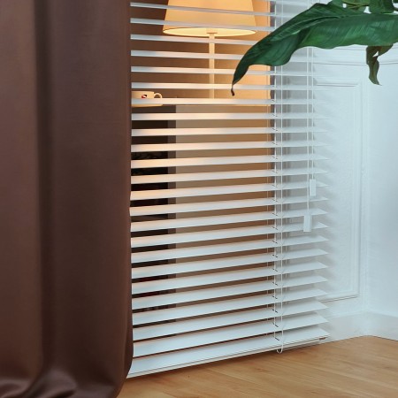 Żaluzje drewniane białe szerokie.