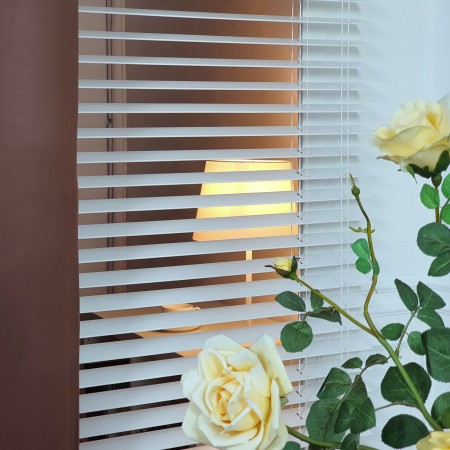 Żaluzje poziome drewniane białe.