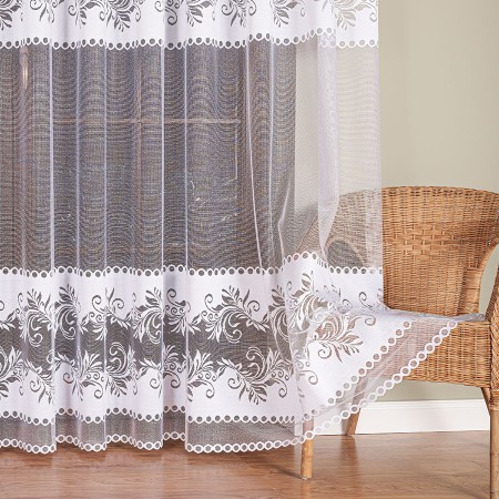 firanka gotowa na tasmie