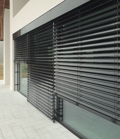 Żaluzja fasadowe czarne-min.jpg