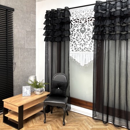 panel z falbanka i koralikami