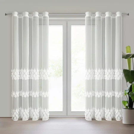 firanka haftowana na przelotkach do salonu