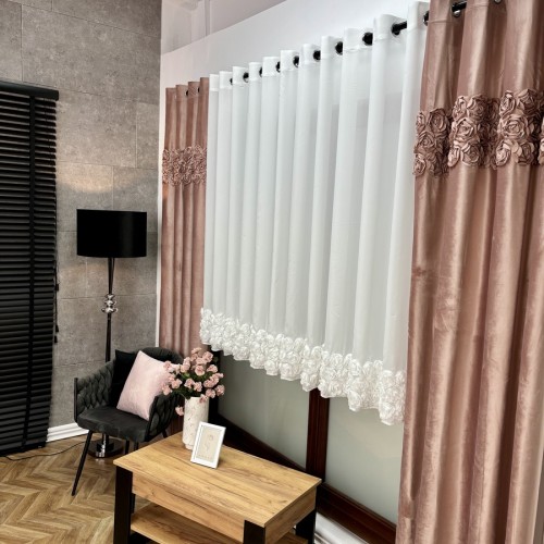 Przejdź do produktu Firana biała na przelotkach z pasem róż na dole 300x160 cm AR23 