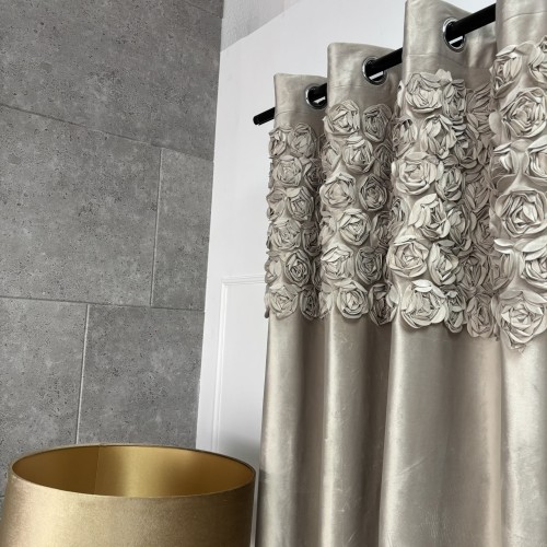 Przejdź do produktu Zasłona beżowa z welwetu na przelotkach z aplikacją róż 140x250 cm EM10