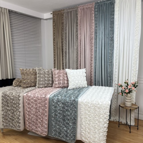 Przejdź do produktu Narzuta welwetowa beżowa z naszytym pasem róż 220x240 cm ROSES
