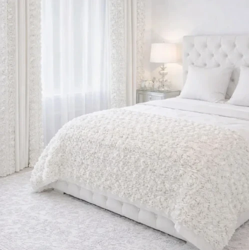 Przejdź do produktu Narzuta welurowa w kolorze śmietankowym z naszytymi pasami róż 200x220 cm AR29 