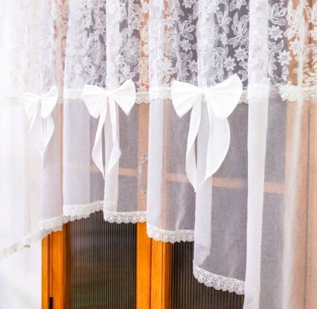 firanka-gotowa-na-tasmie-z-kokardami