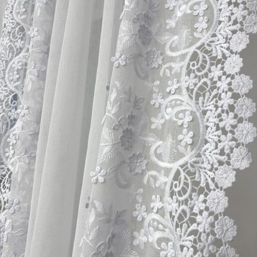 Przejdź do produktu Firana na taśmie z kwiatową aplikacją gipiurową po bokach 130x250 cm H19